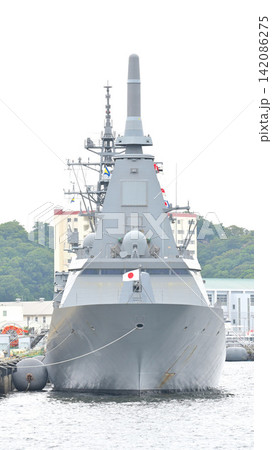 見岸壁に停泊する海上自衛隊もがみ型護衛艦「くまの」 FFM-2 見岸壁に停泊する海上自衛隊もがみ型護衛艦「くまの」 FFM-2 142086275