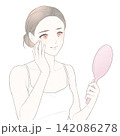 手鏡で肌を見る女性のイラスト 142086278