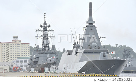 逸見岸壁に停泊する護衛艦「くまの」と「おおなみ」 逸見岸壁に停泊する護衛艦「くまの」と「おおなみ」 142086323