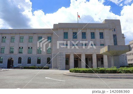 国会議事堂 参議院玄関前と待機する議長用送迎車 142086360