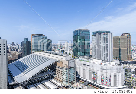大阪府大阪市 晴天のJR大阪駅と梅田のビル群 大阪府大阪市 晴天のJR大阪駅と梅田のビル群 142086408
