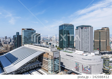 大阪府大阪市 晴天のJR大阪駅と梅田のビル群 大阪府大阪市 晴天のJR大阪駅と梅田のビル群 142086412