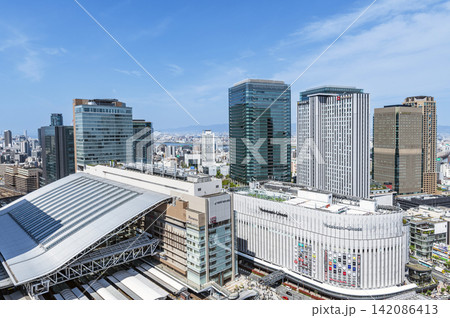 大阪府大阪市 晴天のJR大阪駅と梅田のビル群 大阪府大阪市 晴天のJR大阪駅と梅田のビル群 142086413