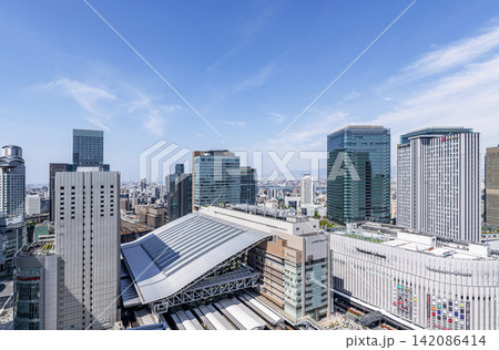 大阪府大阪市 晴天のJR大阪駅と梅田のビル群 大阪府大阪市 晴天のJR大阪駅と梅田のビル群 142086414