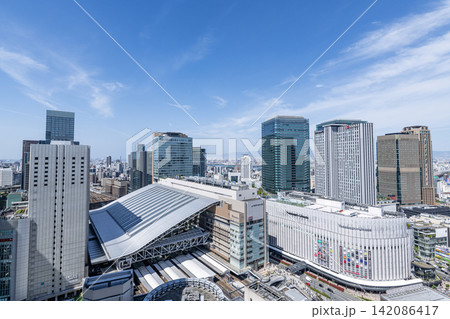 大阪府大阪市 晴天のJR大阪駅と梅田のビル群 大阪府大阪市 晴天のJR大阪駅と梅田のビル群 142086417
