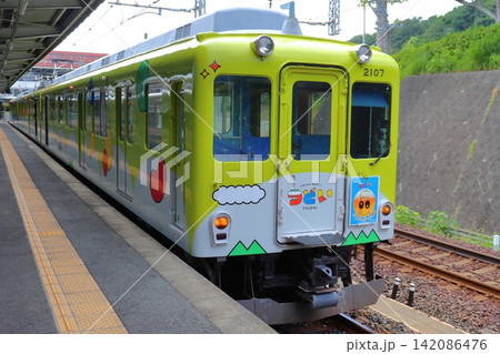 賢島駅に停車中の観光列車「つどい」（三重県志摩市） 142086476