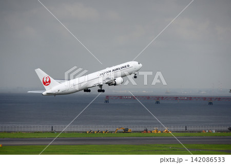 羽田空港を離陸するJAL機 羽田空港を離陸するJAL機 142086533