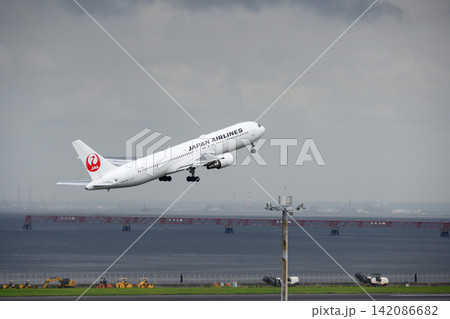 羽田空港を離陸するJAL機 142086682