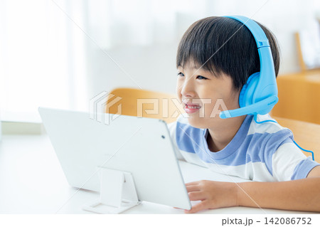 タブレットを使う小学生 タブレットを使う小学生 142086752