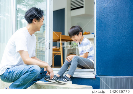 若い家族、マイホーム 142086779