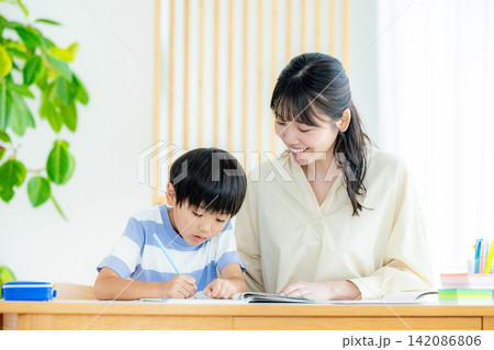リビングで勉強する親子 リビングで勉強する親子 142086806