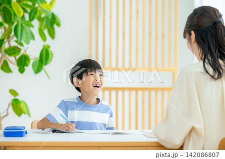 リビングで勉強する親子 リビングで勉強する親子 142086807