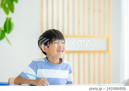 リビングで勉強する親子 142086808