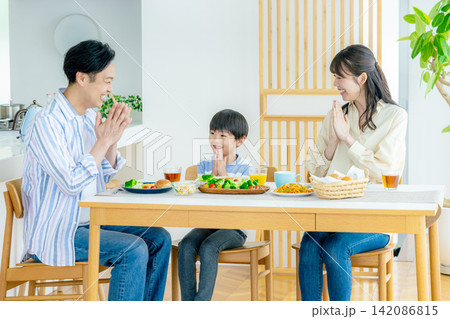 家族の楽しい食事イメージ 家族の楽しい食事イメージ 142086815