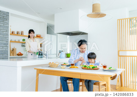 若い家族、親子、子ども、食事、食卓 若い家族、親子、子ども、食事、食卓 142086833