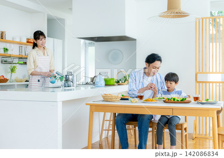 若い家族、親子、子ども、食事、食卓 若い家族、親子、子ども、食事、食卓 142086834