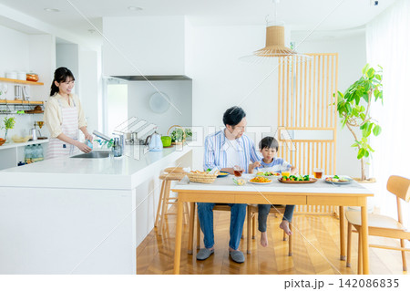 若い家族、親子、子ども、食事、食卓 若い家族、親子、子ども、食事、食卓 142086835