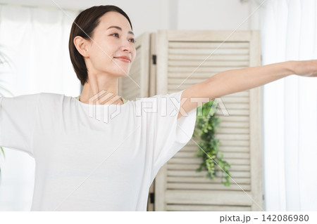 ヨガのポージングをする若い女性 ビューティーイメージ ヨガのポージングをする若い女性 ビューティーイメージ 142086980