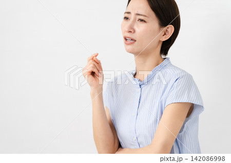 半袖の若い女性 半袖の若い女性 142086998
