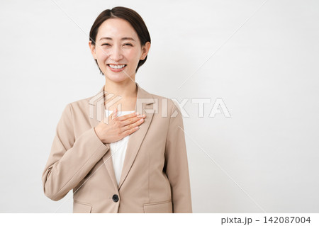 ビジネススーツを着た若い女性 ビジネスイメージ ビジネススーツを着た若い女性 ビジネスイメージ 142087004