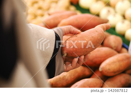 Sweet potato selection at a market stall 142087812