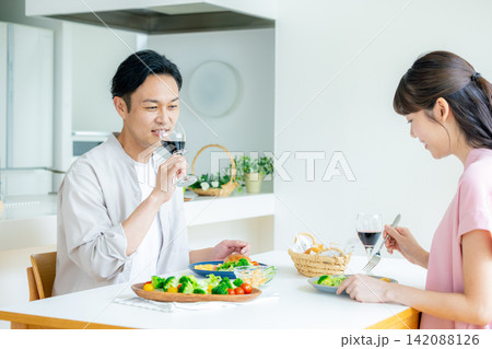 ダイニングで食事する夫婦 ダイニングで食事する夫婦 142088126