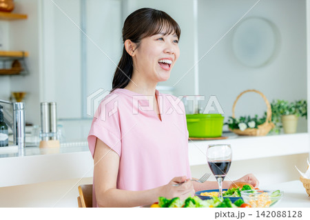 ダイニングで食事する夫婦 ダイニングで食事する夫婦 142088128