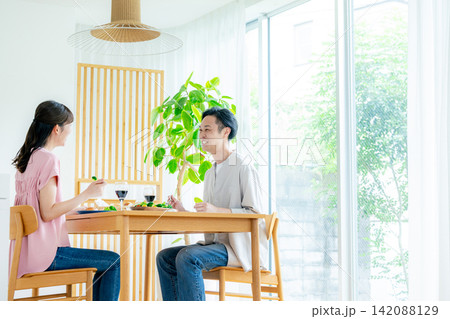 ダイニングで食事する夫婦 ダイニングで食事する夫婦 142088129