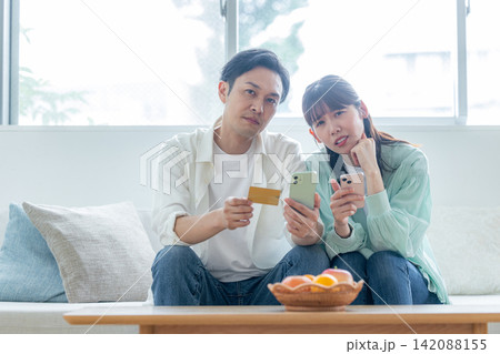 リボ払いで困る夫婦 142088155