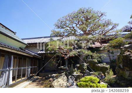 反戦の壁・太平洋戦争の末期、本土決戦に備えて白壁の家に迷彩服のように、墨を塗りつけた壁である。 反戦の壁・太平洋戦争の末期、本土決戦に備えて白壁の家に迷彩服のように、墨を塗りつけた壁である。 142088259