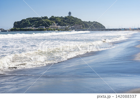 夏の片瀬東浜海水浴場から望む江の島と湘南の海 夏の片瀬東浜海水浴場から望む江の島と湘南の海 142088337