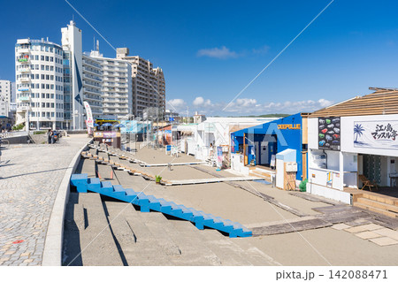 夏の湘南・片瀬東浜海水浴場の青空と砂浜 夏の湘南・片瀬東浜海水浴場の青空と砂浜 142088471