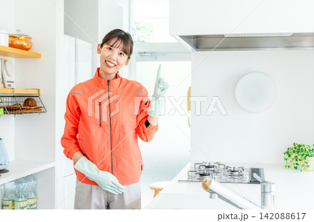 ハウスキーパーの女性 142088617