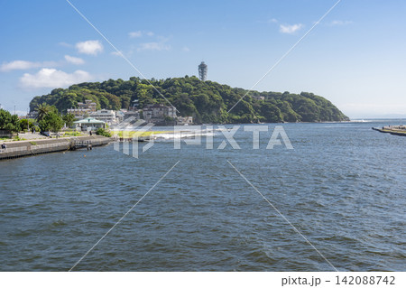夏の湘南・青空と海に囲まれた江の島の風景 夏の湘南・青空と海に囲まれた江の島の風景 142088742