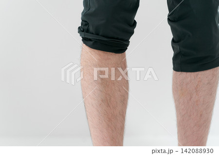 男性の脛のパーツカット 142088930