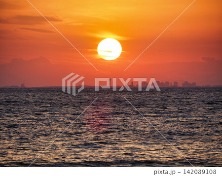 稲毛海岸から見た夕日 142089108