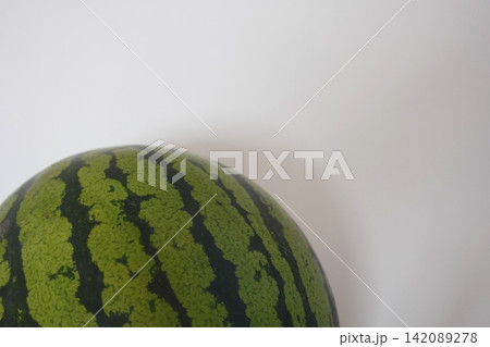 写真 画面端のスイカ白背景 写真 画面端のスイカ白背景 142089278