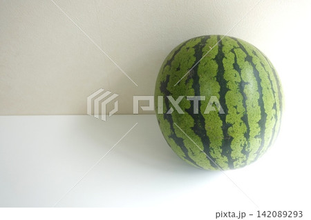 写真 明るい夏のスイカ 142089293