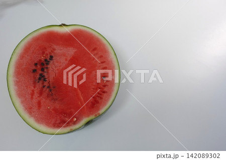 写真 余白のカットスイカ 写真 余白のカットスイカ 142089302