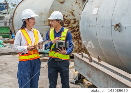 Construction workers discussing project plans on site for successful collaboration. Construction workers discussing project plans on site for successful collaboration. 142089680