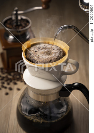 ハンドドリップでコーヒーを淹れる ハンドドリップでコーヒーを淹れる 142090604