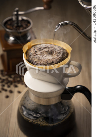 ハンドドリップでコーヒーを淹れる ハンドドリップでコーヒーを淹れる 142090606