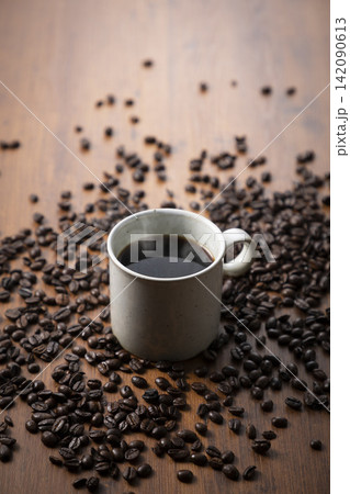 マグカップのコーヒーと豆 マグカップのコーヒーと豆 142090613