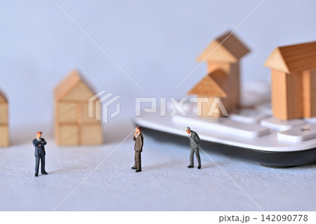 住宅選びに悩むビジネスマン 住宅見学会イメージ 住宅選びに悩むビジネスマン 住宅見学会イメージ 142090778
