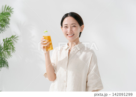 ペットボトルのお茶を飲む女性 ペットボトルのお茶を飲む女性 142091299
