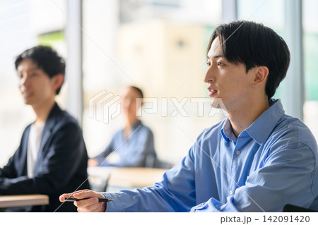 講義を聞く若い男性 講義を聞く若い男性 142091420