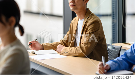 講義を受ける人々 講義を受ける人々 142091424