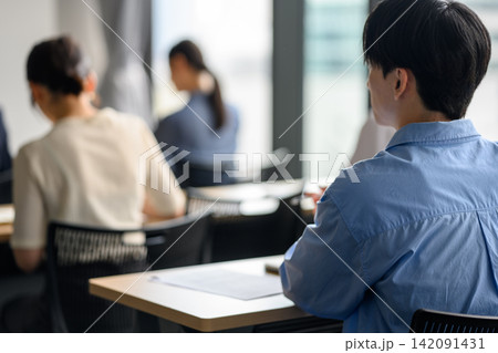 講習会で前を向く受講者 講習会で前を向く受講者 142091431