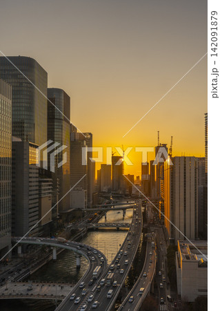 大阪　中之島のステキな夕景　ビルに沈む夕日 142091879