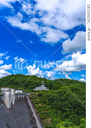 ダム上空の雄大な夏空　布目ダム　35mm　上空きコピースペース　縦構図ダム左　B0ポスター可 142092285